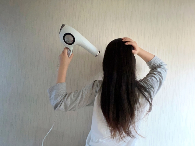 ドライヤーで肩がつらい…、ドライヤーしてるときに腕がだるくて疲れる…
